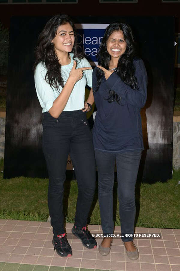 Winner Pragya poses with her friend Shreya Krishna