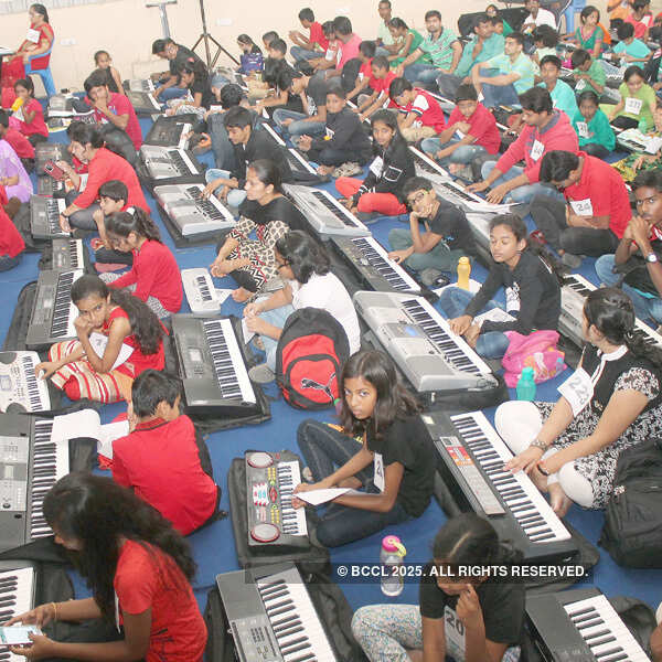 Around 470 Key board artists assembled