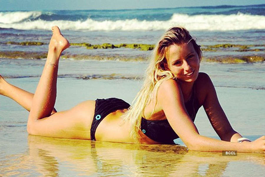 25 Hottest Girls in Surfing