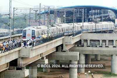 Metro derails in Delhi