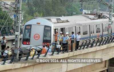 Metro derails in Delhi