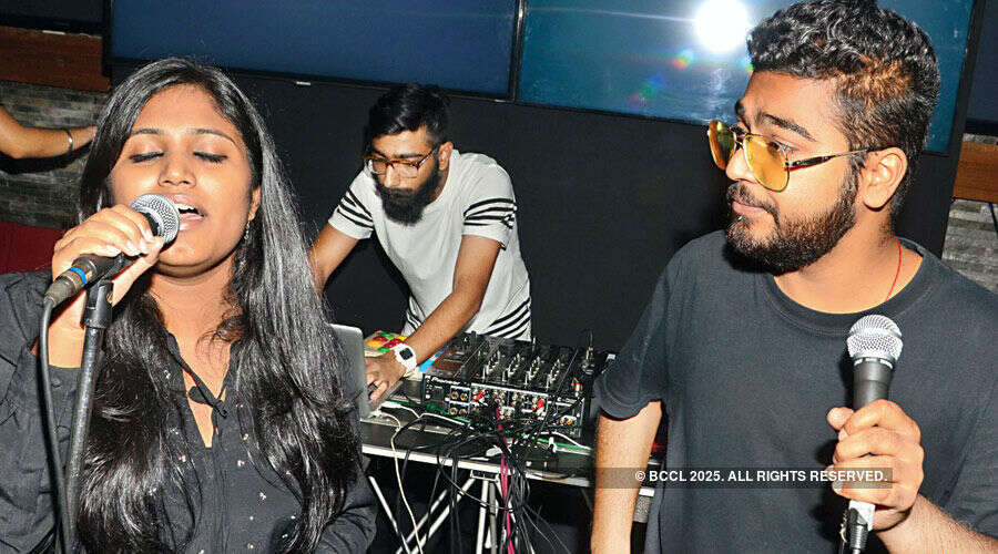 DJ Navendu plays his set