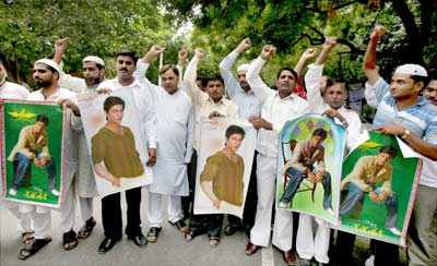 Protest against SRK's detention