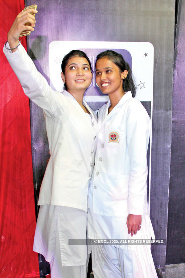 Kawal Preet (L) with her friend, Tusharika during the auditions