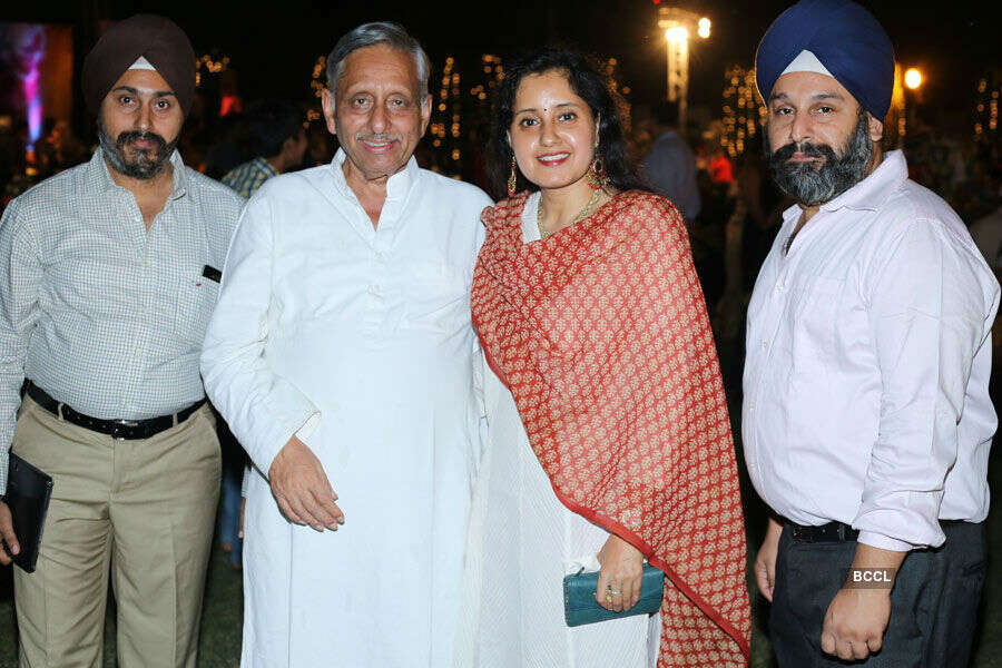 Congress MP Mani Shankar Aiyar with Ravinder Singh and Tejinder Singh