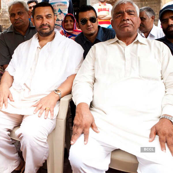 ​Aamir Khan with former wrestler Mahavir Phogat