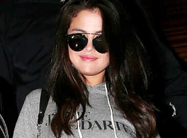 Selena Gomez clicks selfies with fans in London