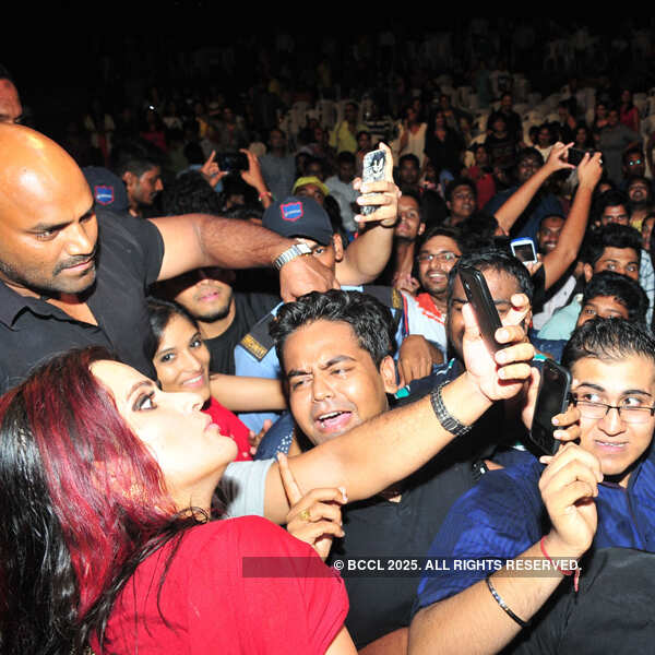 Fans take selfie with Sona Mohapatra