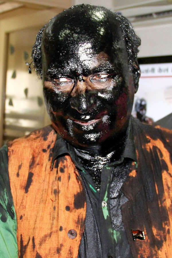 Alleged Shiv Sainiks smear ink on Kasuri book-launch organiser