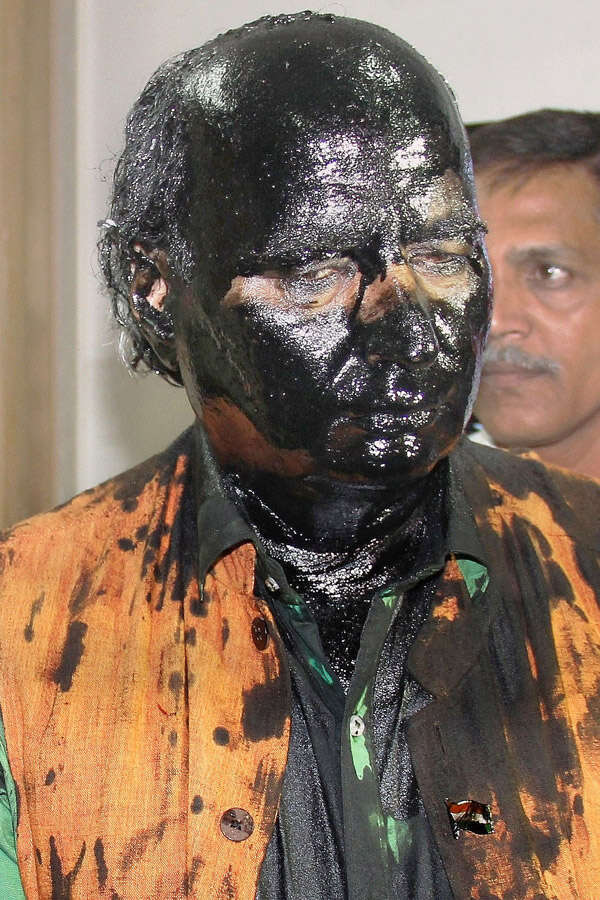 Alleged Shiv Sainiks smear ink on Kasuri book-launch organiser