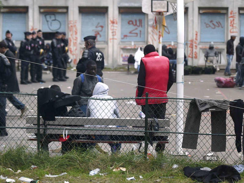 Police clear hundreds of migrants from Paris