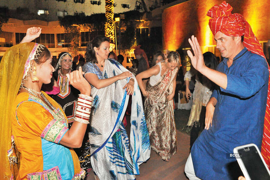 Foreign delegates groove to Rajasthani folk