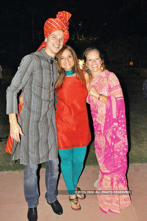 Foreign delegates groove to Rajasthani folk
