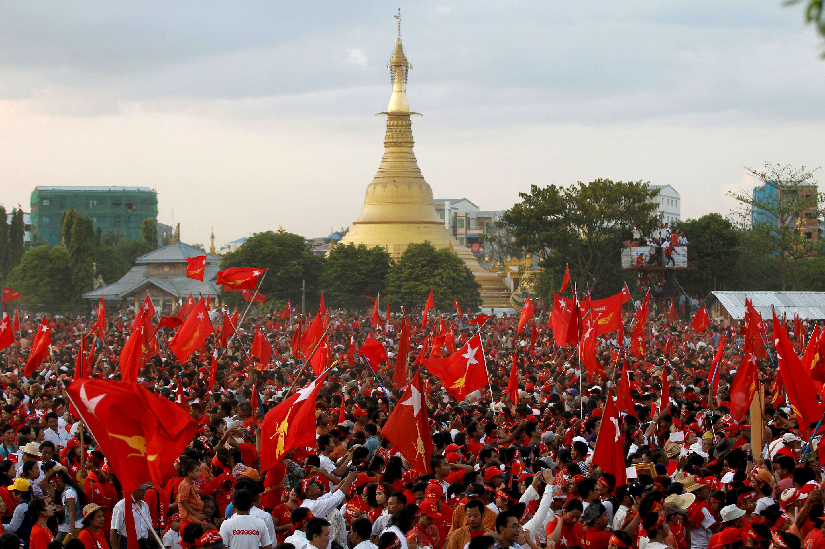 Tens of thousands in Myanmar turn out for Suu Kyi rally