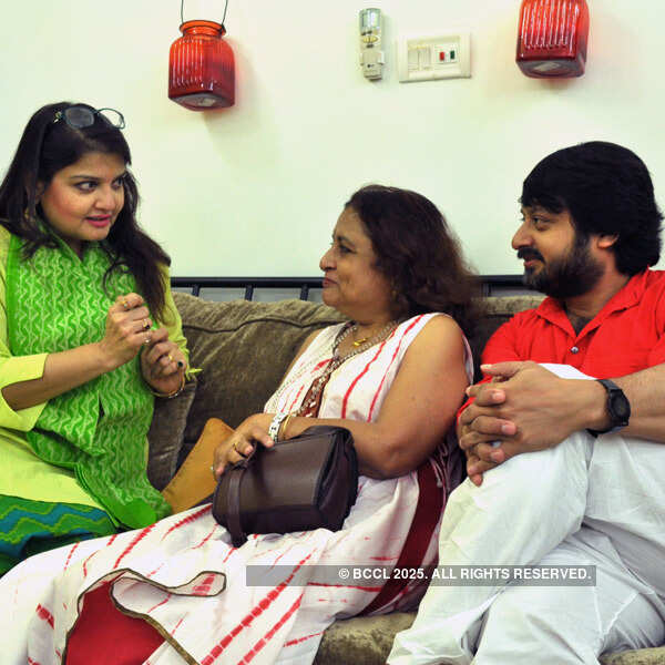 Monami Ghosh hosts Lakshmi Puja