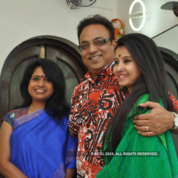 Monami Ghosh hosts Lakshmi Puja