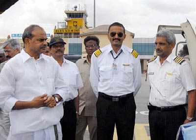 Ysr Reddy With Pilot Group Captain S K Bhatia And Co Pilot M S Reddy Minutes Before Boarding The Ill Fated Bell 430 Helicopter Photogallery