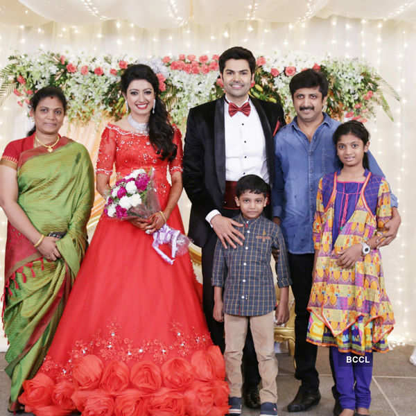Ganesh Venkatraman And Nisha Krishnan Pose With Jayam Mohanraja And Family During Their Wedding Reception Party Held In Chennai Photogallery She is one of the popular artists in the entertainment industry, not to mention. ganesh venkatraman and nisha krishnan
