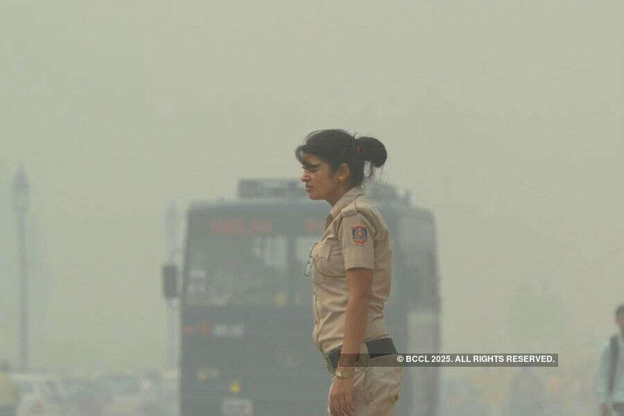 Air pollution: Smog chokes Delhi