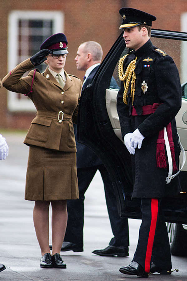 Prince William presents medals