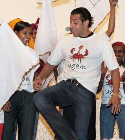 Salman with cancer patients