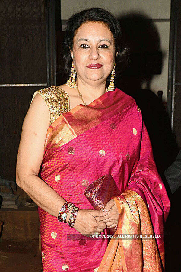 Sherry hosts Dinner Party