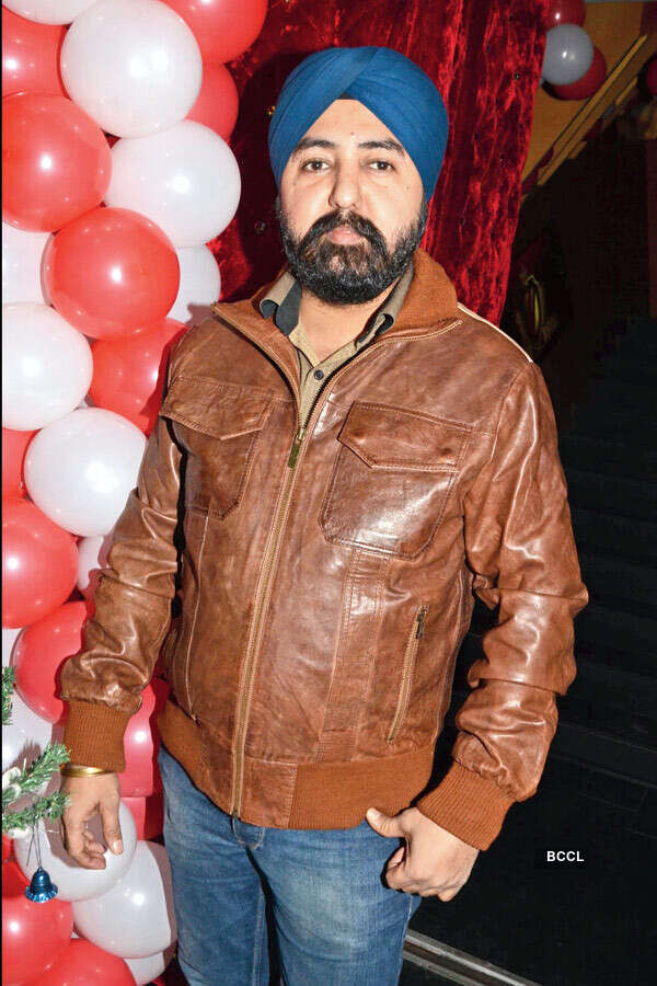 Hardy Sandhu performs live