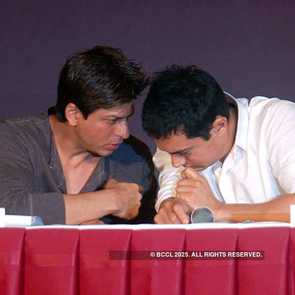 Mumbai police cuts security for SRK, Aamir