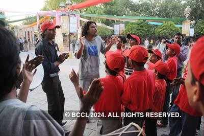 Delhi street children perform