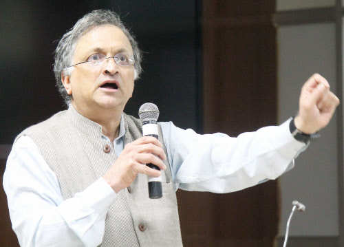 Smart City is looming scam: Ram Guha | The Times of India