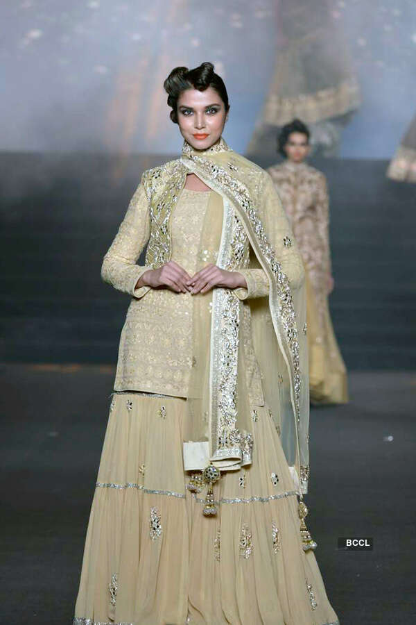 Vikram Phadnis' 25th anniv. fashion show