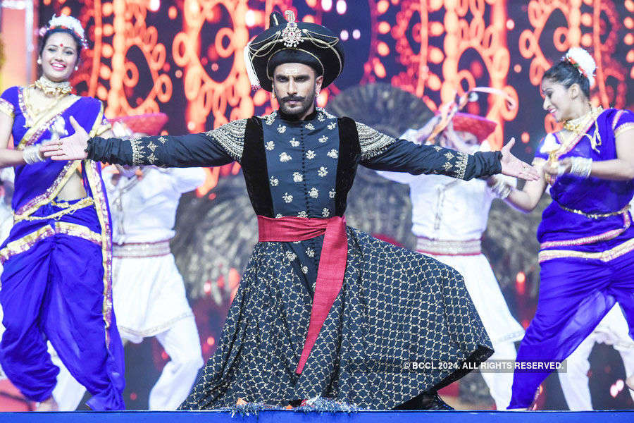 Umang 2016: Performances