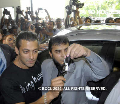 Salman Khan gets a Car in gift