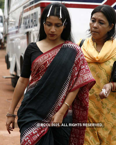 On the sets: 'Iti Mrinalini'