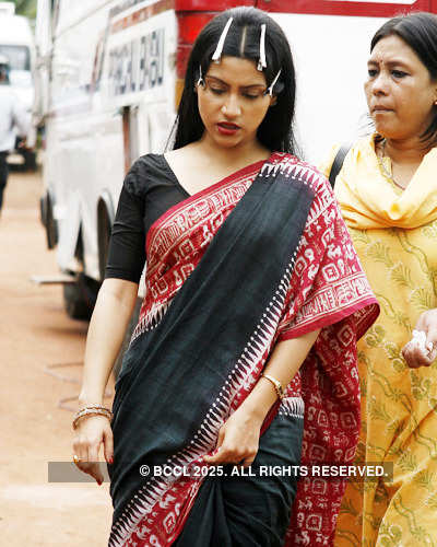 On the sets: 'Iti Mrinalini'