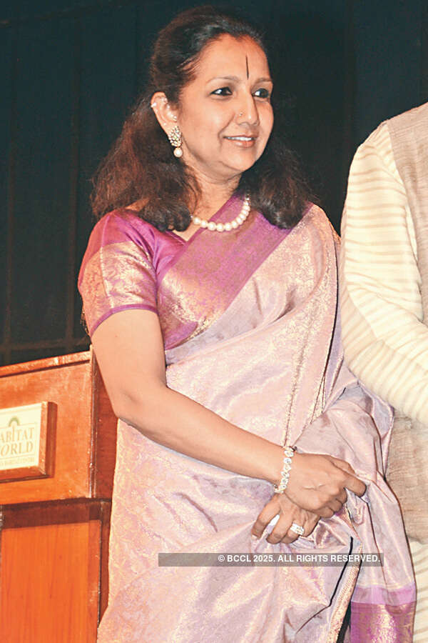 Pernia performs in the city