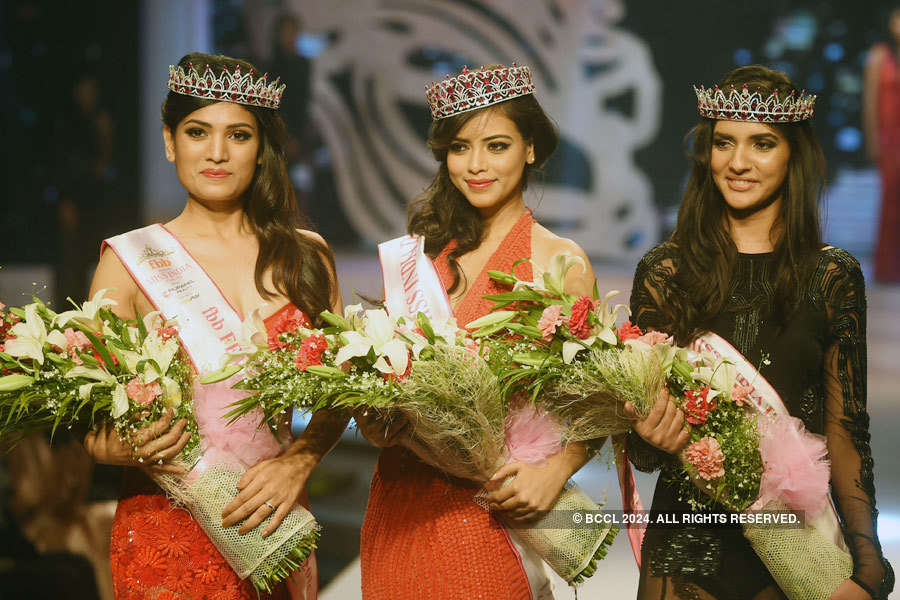 (l-r) Second Runner-up Rinki Ghildiyal, Winner Priyadarshini Chatterjee 