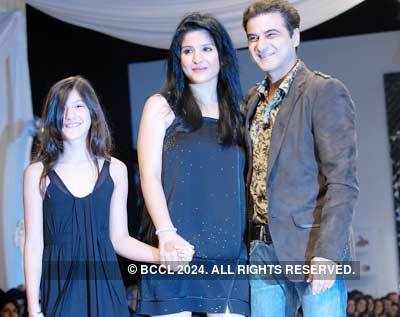 Maheep Kapoor walks the ramp with husband, Sanjay Kapoor and daughter