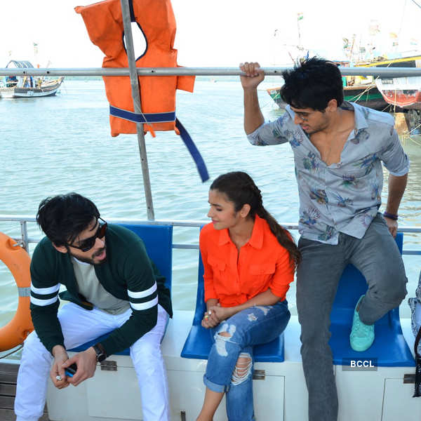 Fawad, Sidharth & Alia enjoy jetty ride