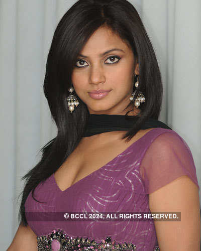 Neetu Chandra's Portfolio Pics