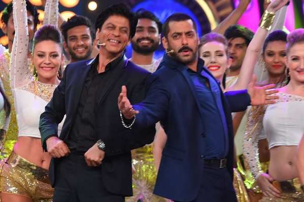 WATCH: Shah Rukh, Ranveer Singh, Varun Dhawan invite you to TOIFA 2016