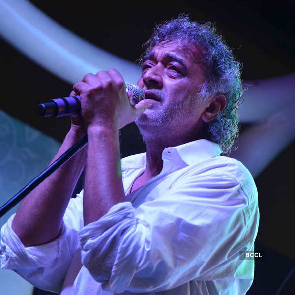 Lucky Ali Performs At The Courtyard Of The High Street Phoenix In ...