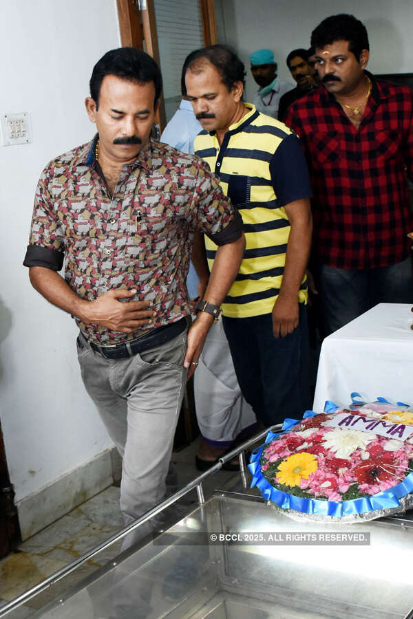 Celebs pay respects to Jishnu