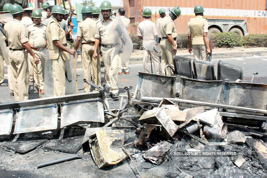 PF protesters clash with police in Bengaluru
