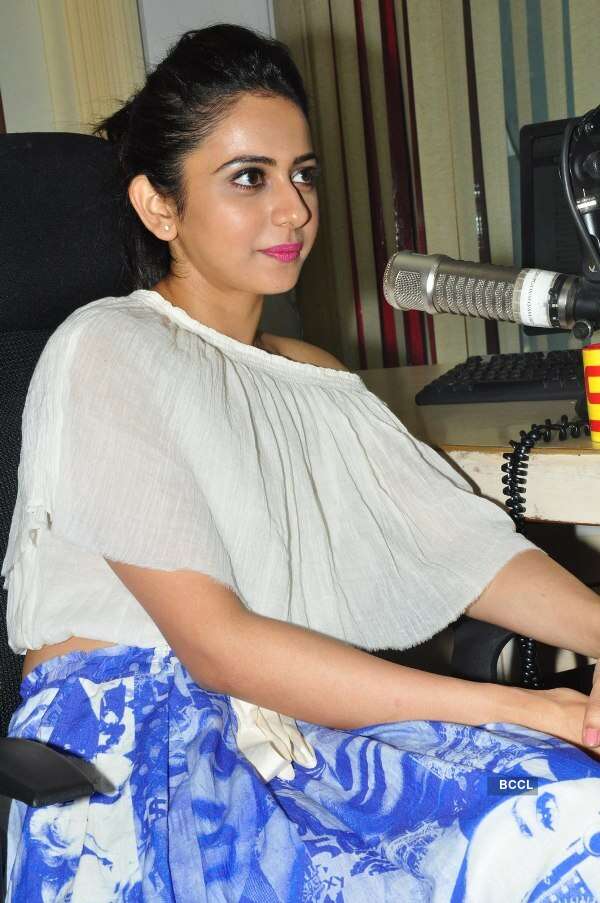 Rakul celebrates 10th anniv of Radio Mirchi