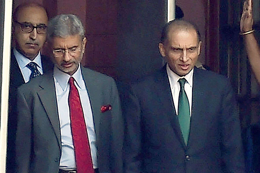 Indo-Pak diplomats meet after months-long hiatus