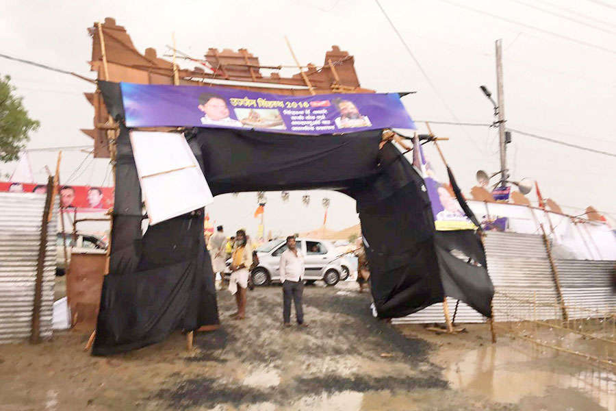 Ujjain: Thunderstorm hits Kumbh Mela site