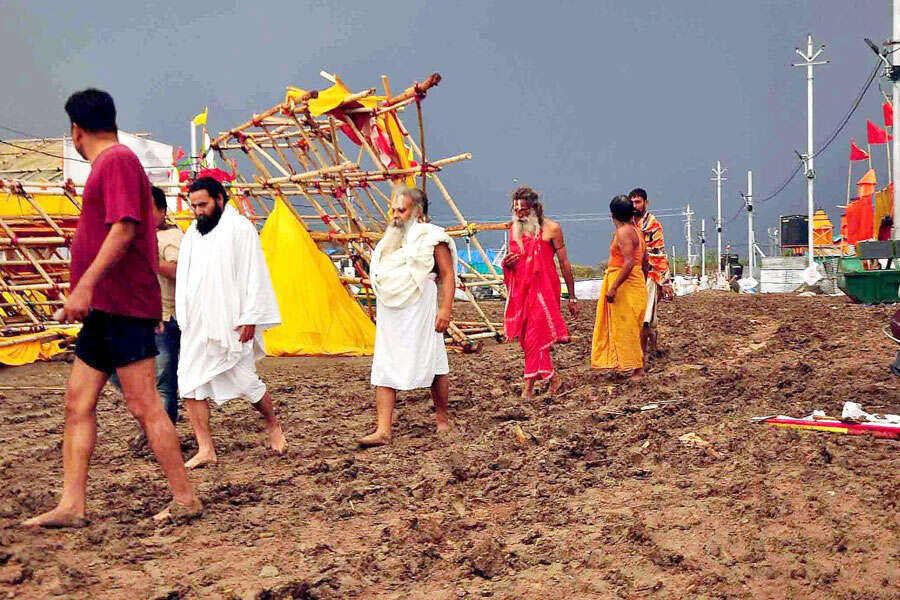 Ujjain: Thunderstorm hits Kumbh Mela site