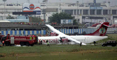 Plane skids off runway in Mumbai