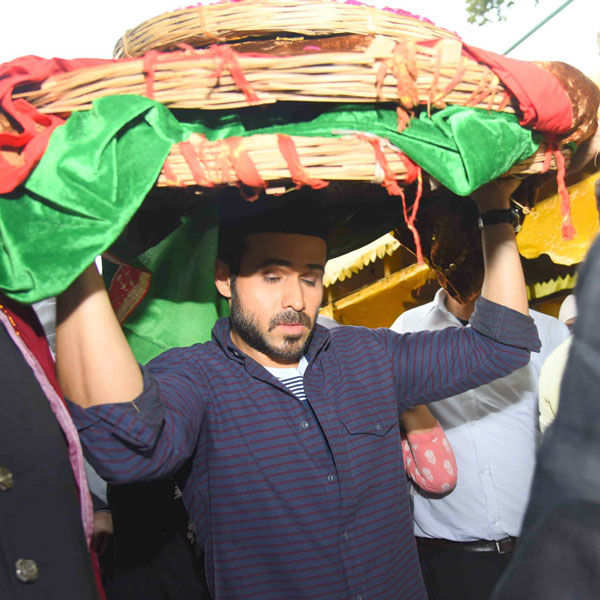 Pictures of famous personalities at shrines